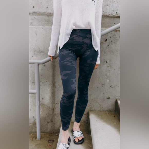 SPANX Look At Me Now Black Camo Legging - Picture 4 of 15